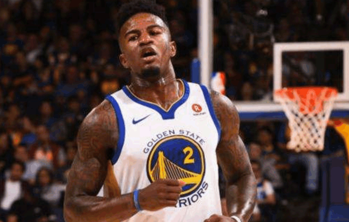 惨败国安后亚泰球员贺一然被自家球迷辱骂，他做出手势回击（惨负国安后，亚泰球员贺一然遭自家球迷辱骂，随即以手势回击）