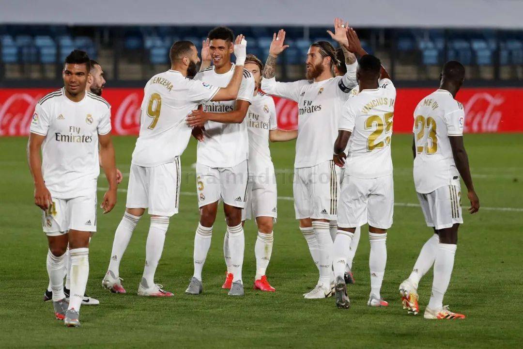 球队连胜势头强劲，排名稳步上升