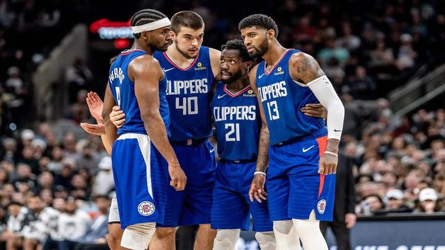 亚马尔是FIFPro最佳阵最年轻球员，也是今年得票最高外场球员（亚马尔入选FIFPro年度最佳阵容，创最年轻纪录并成今年外场得票王）